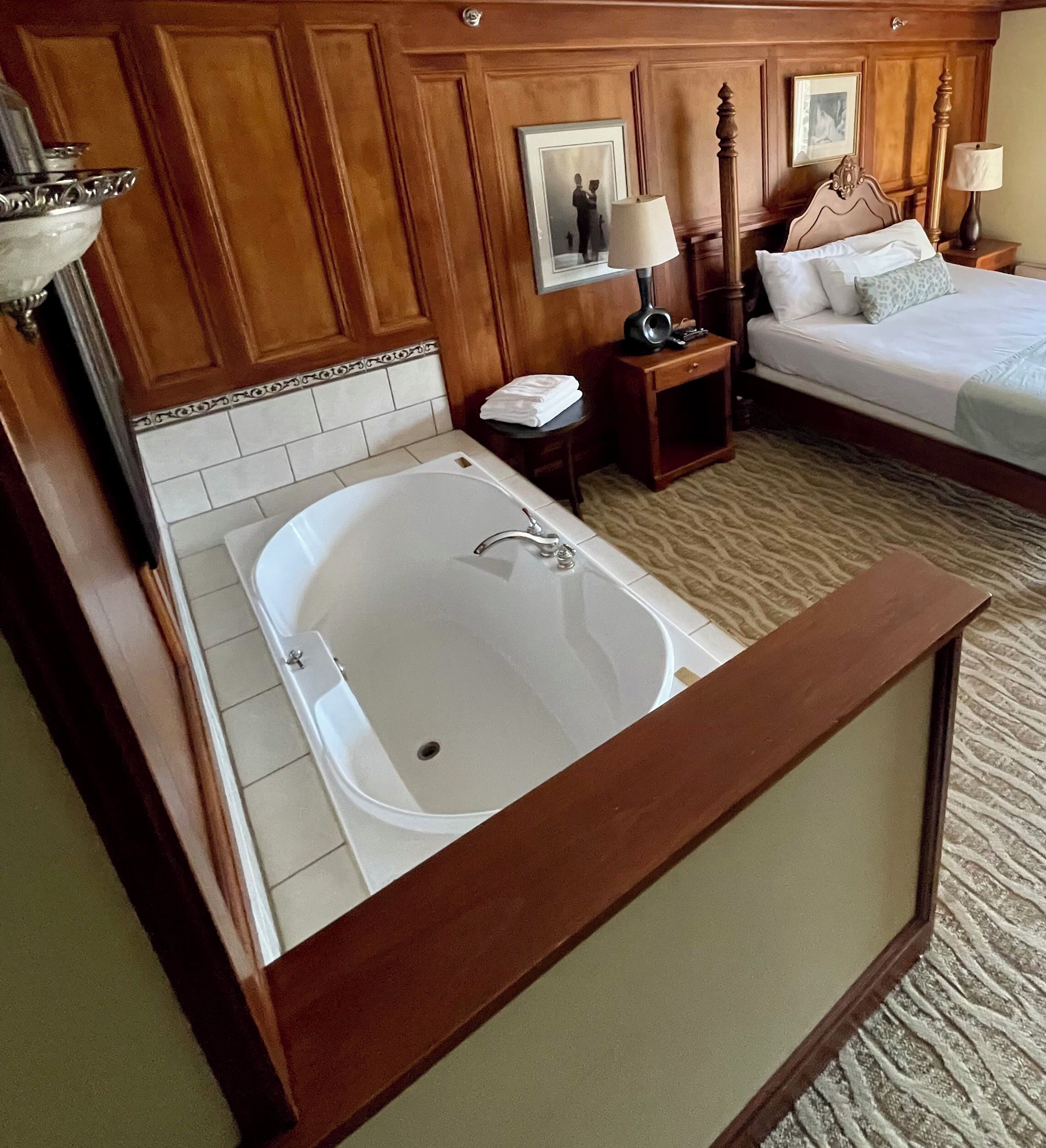 ألحفة محشوة بالريش وخزنة داخل الغرفة وستائر تعتيم ومكواة/لوح كي