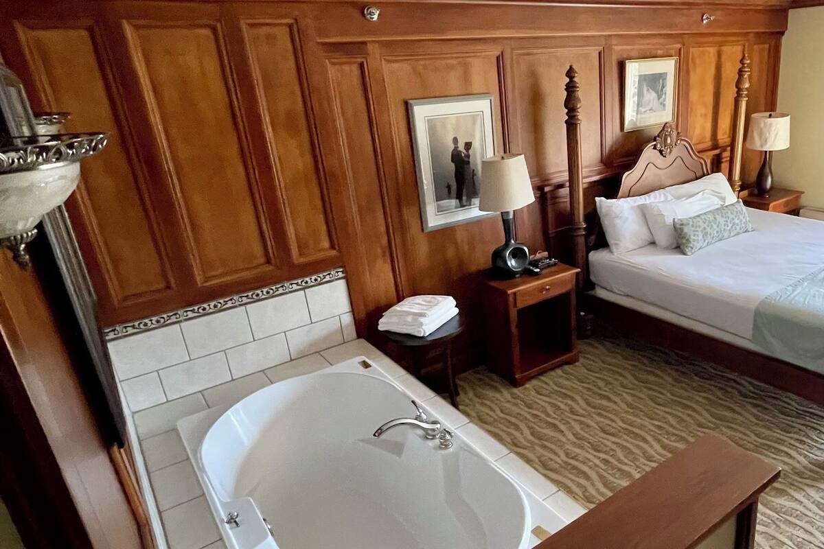 Premium Room, 1 King Bed, Jetted Tub, River View