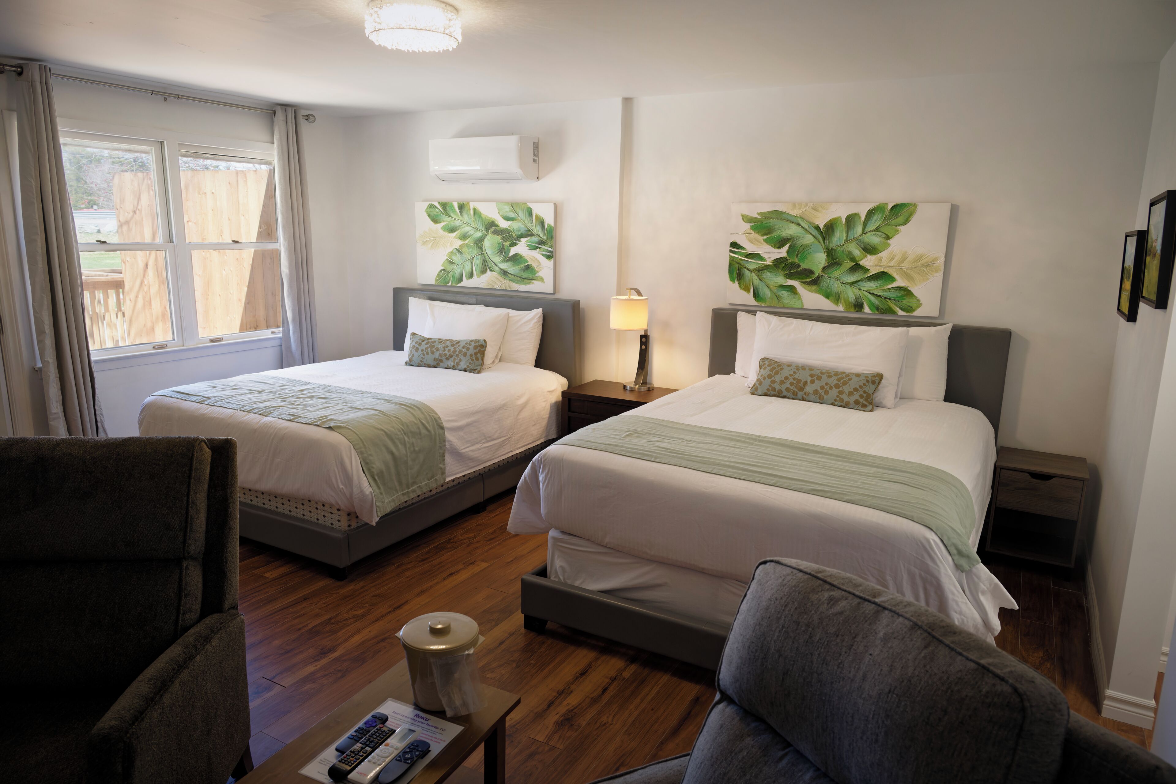 ألحفة محشوة بالريش وخزنة داخل الغرفة وستائر تعتيم ومكواة/لوح كي