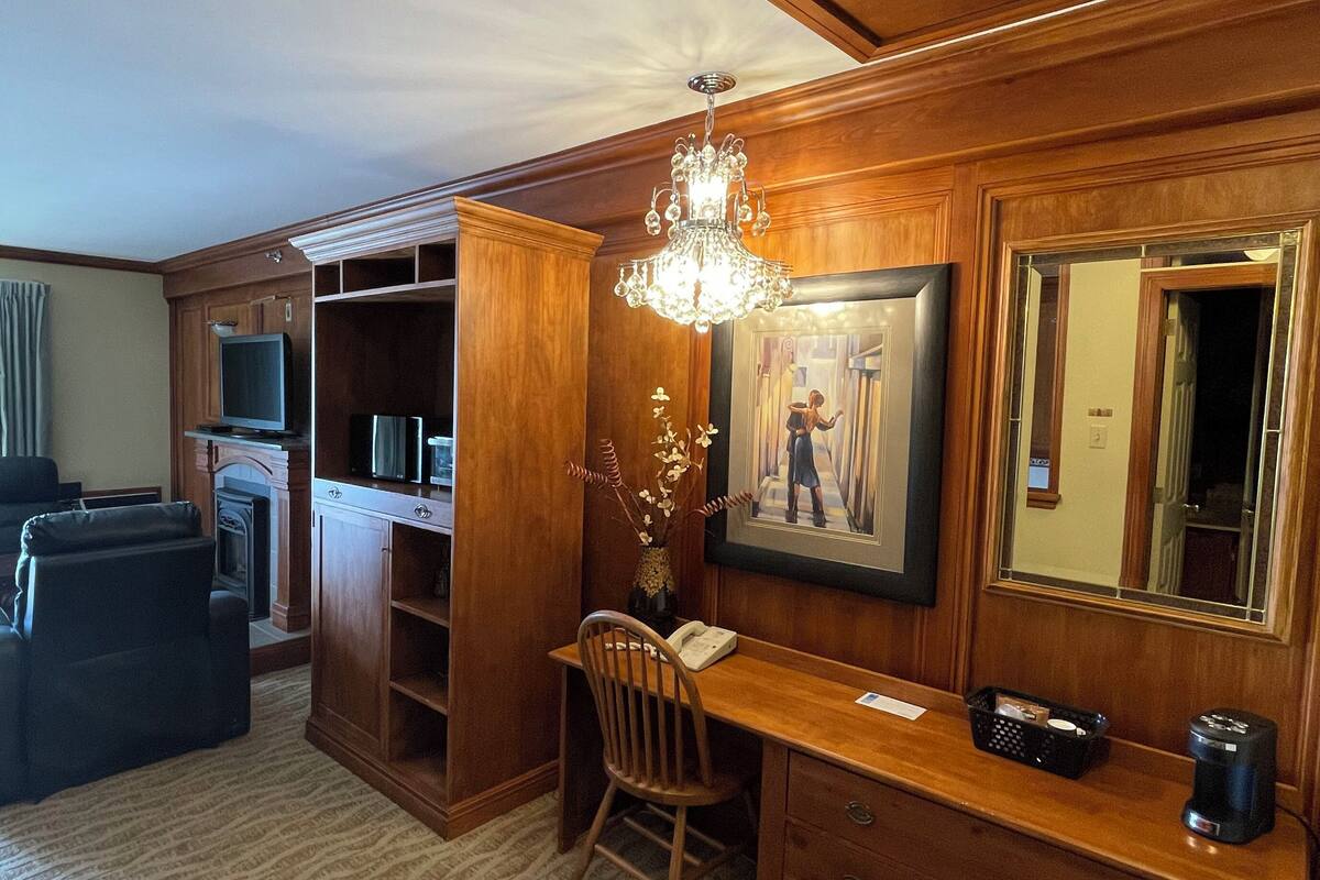 Premium Room, 1 King Bed, Jetted Tub, River View | Down comforters, in-room safe, blackout drapes, iron/ironing board