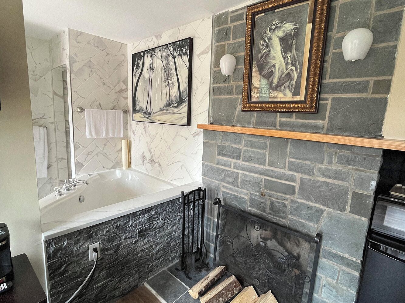 Premium Studio Suite, 1 King Bed, Jetted Tub, River View | Bathroom | Combined shower/bathtub, free toiletries, hair dryer, towels