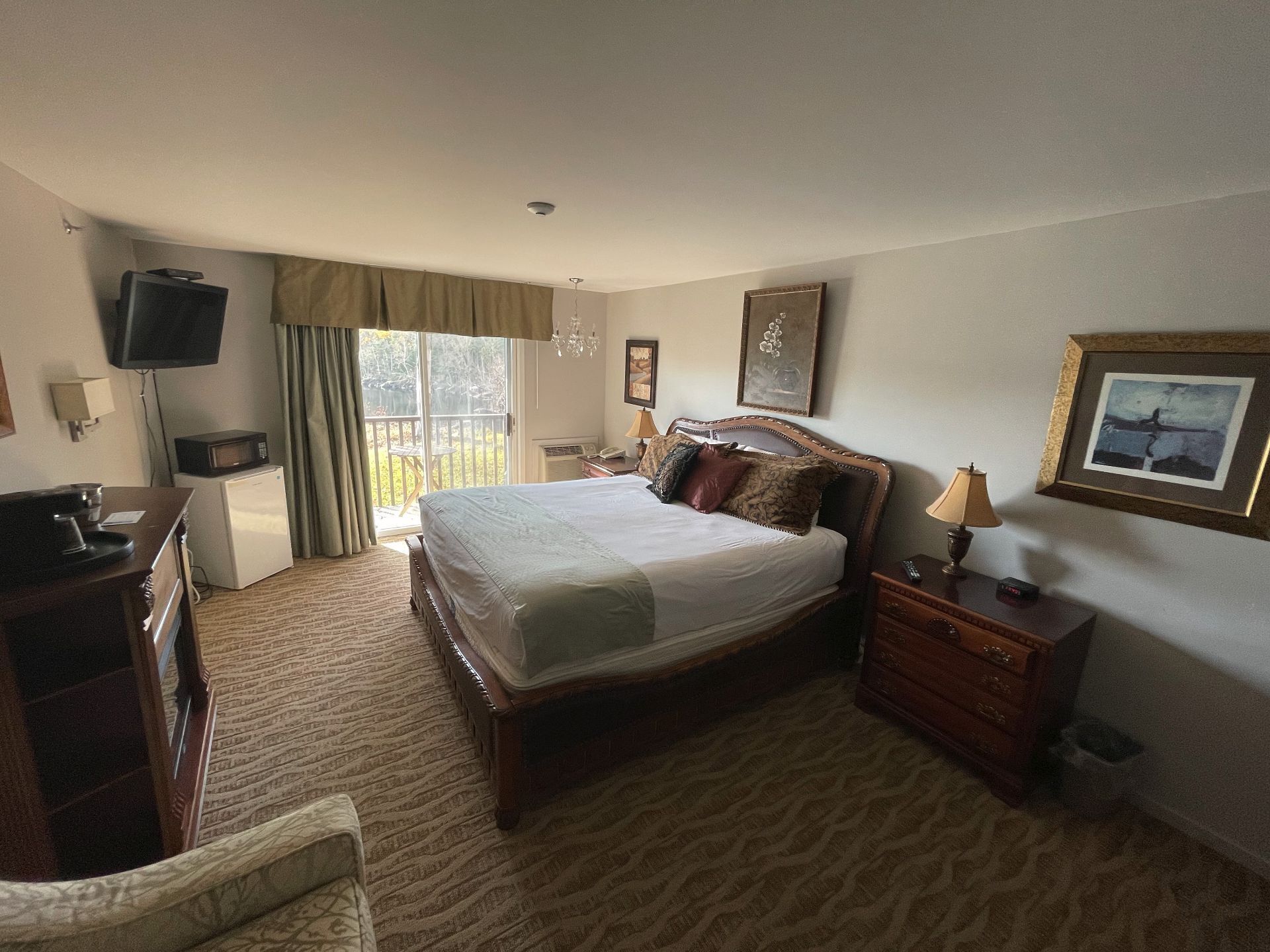 ألحفة محشوة بالريش وخزنة داخل الغرفة وستائر تعتيم ومكواة/لوح كي