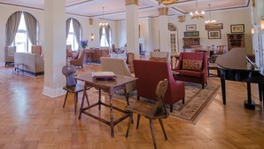 A spacious lobby with high ceilings, chandeliers, and a grand piano. - Digby Pines Golf Resort and Spa (Digby)