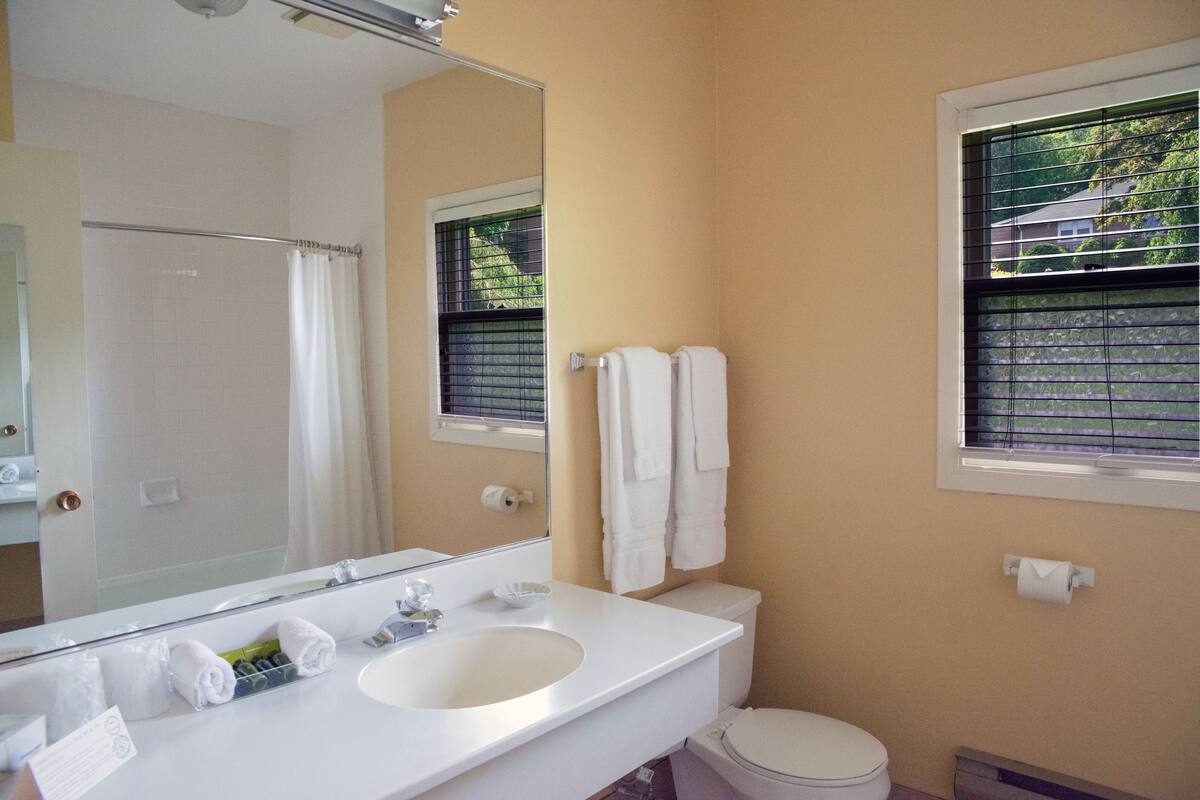two bedroom cottage | bathroom | combined shower/bathtub, free toiletries, hair dryer, towels
