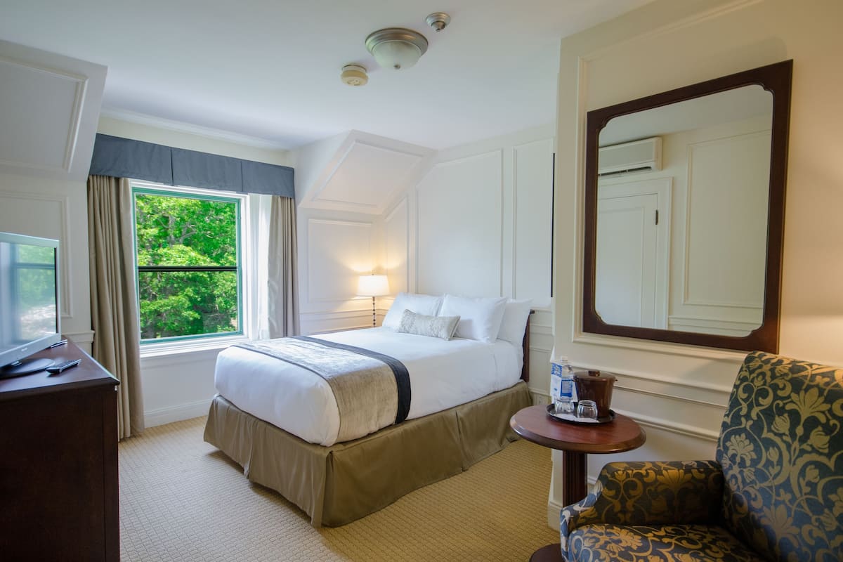 In-room safe, WiFi (free), bed sheets