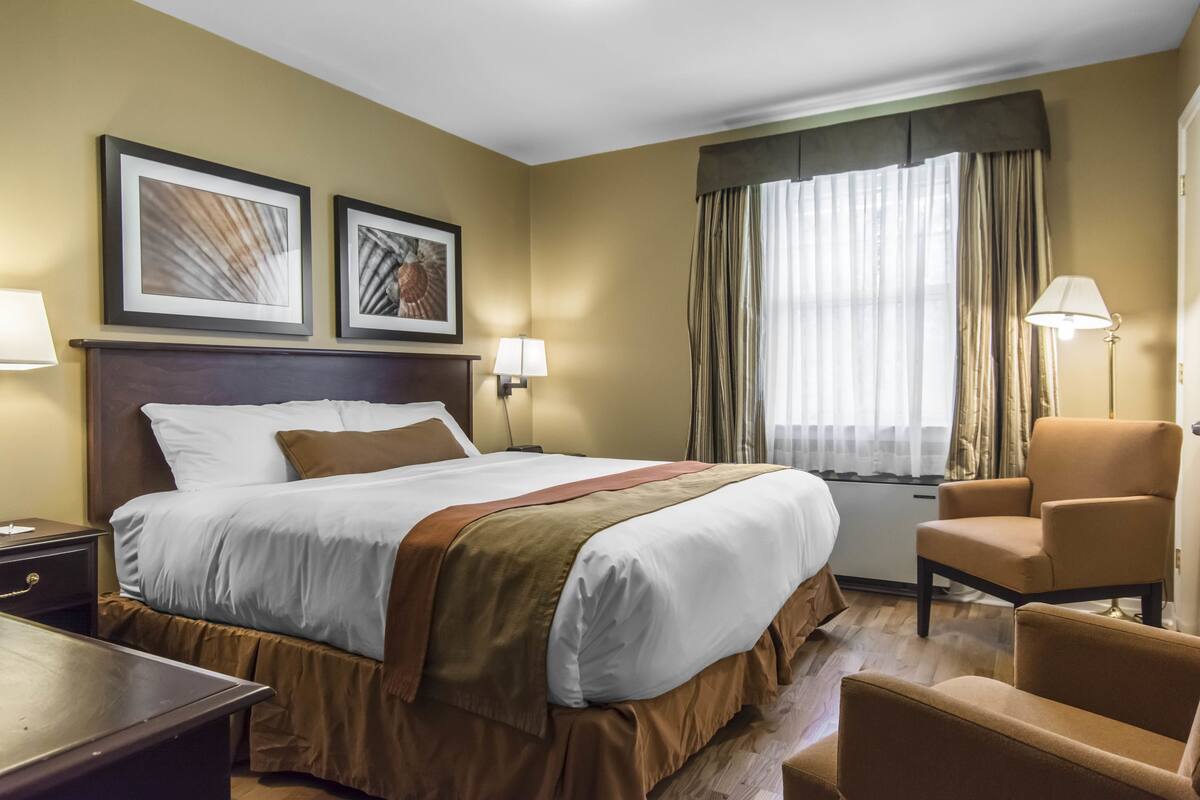 In-room safe, WiFi (free), bed sheets