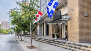 Un edificio con un cartello che indica "SANTA CRUZ HOTEL" e due bandiere, una canadese e una francese.