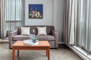 Studio, 1 King Bed, Kitchen | Living area | 42-inch TV with cable channels