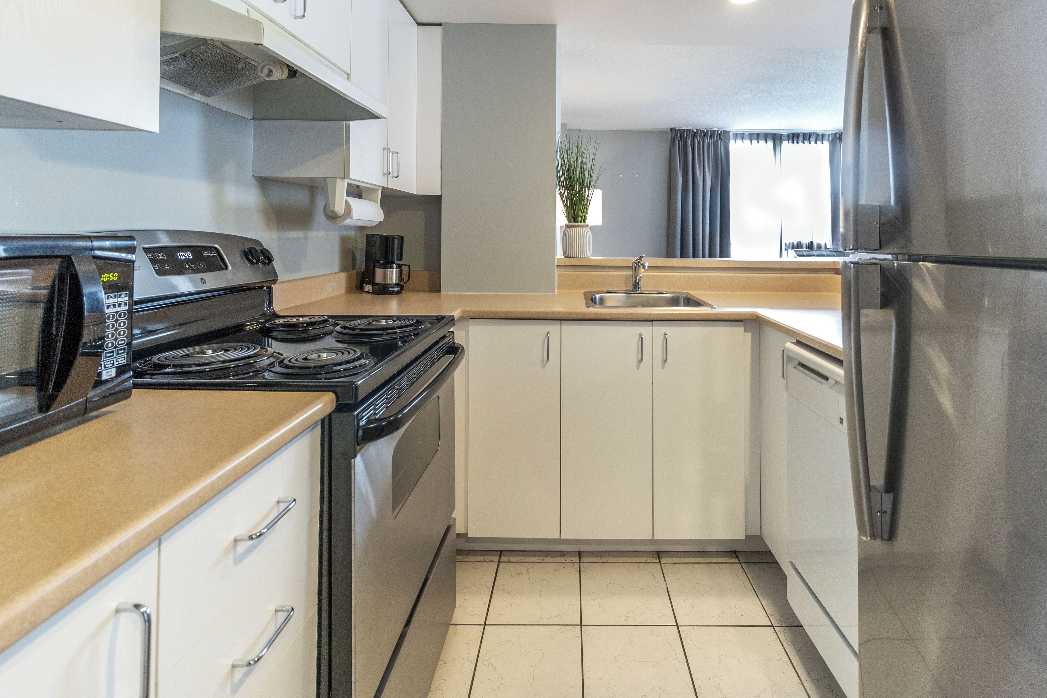 junior suite, 1 bedroom, kitchen, corner | private kitchen | full-sized fridge, microwave, oven, stovetop