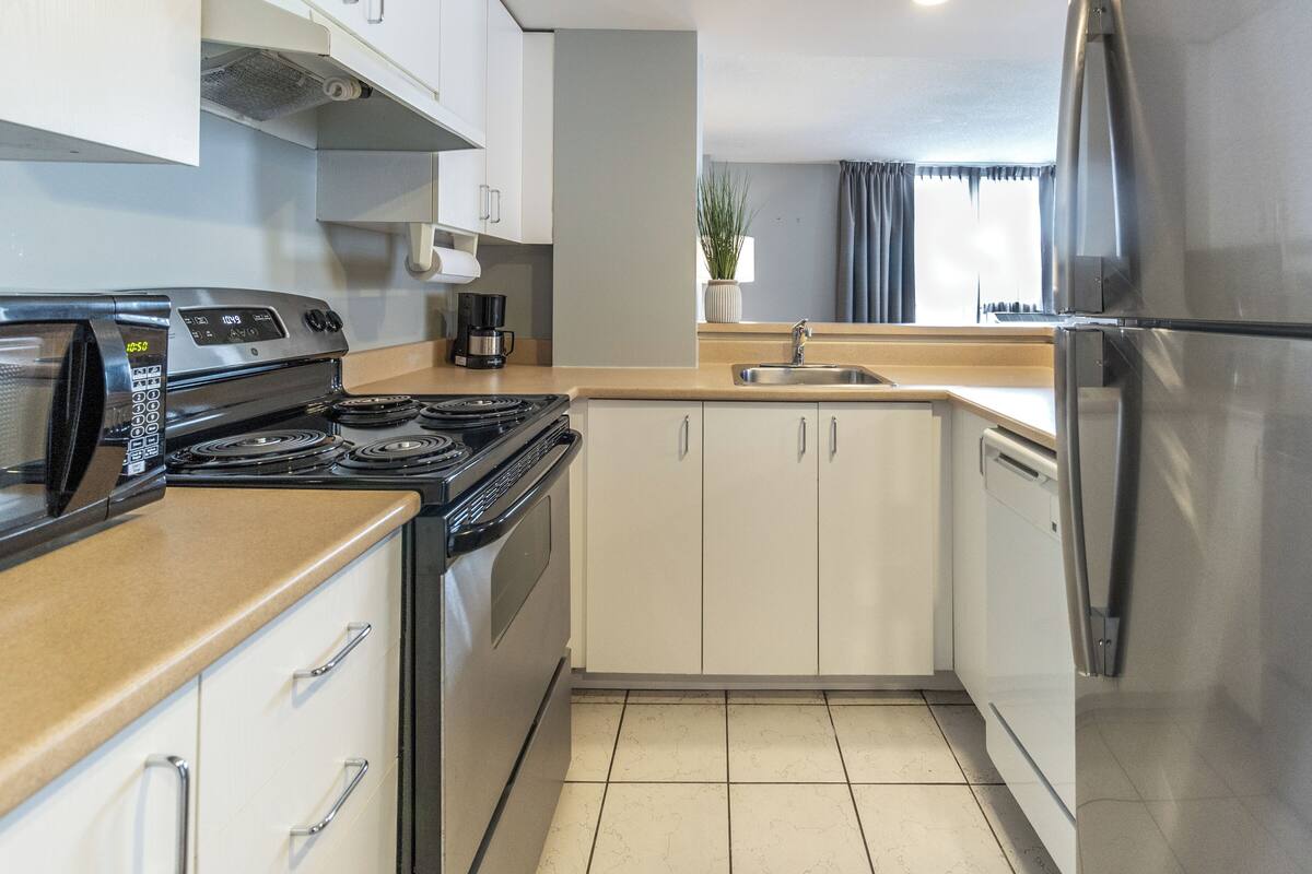 junior suite, 1 bedroom, kitchen, corner | private kitchen | full-sized fridge, microwave, oven, stovetop