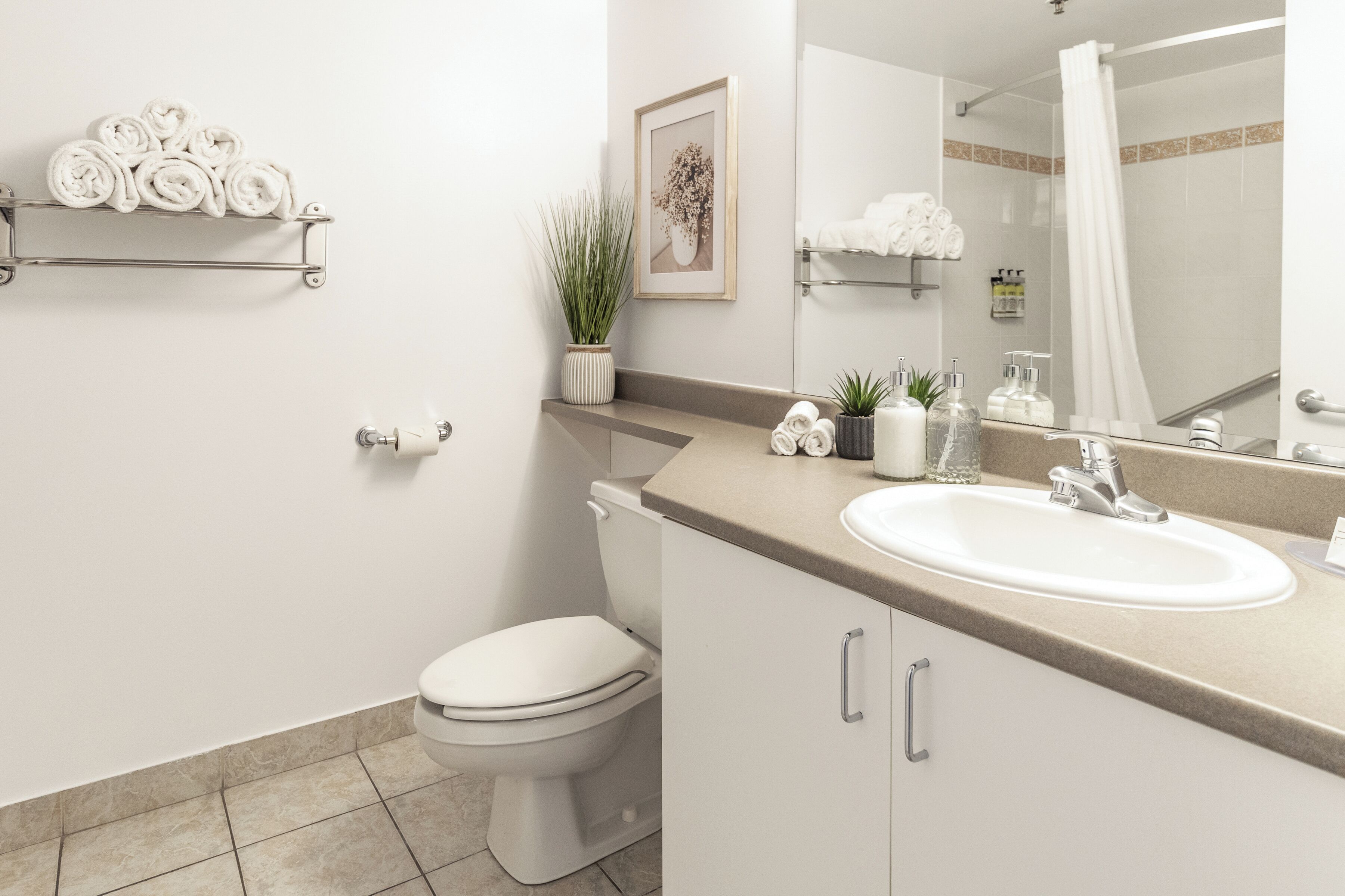 combined shower/bathtub, eco-friendly toiletries, hair dryer, towels