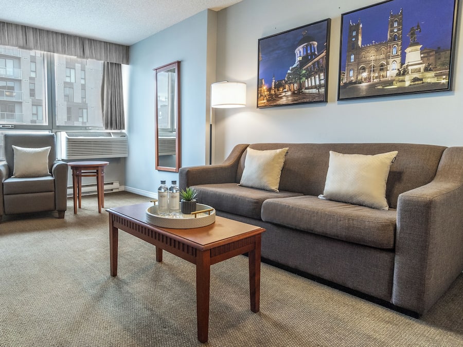 Suite, 1 slaapkamer, balkon | Woonruimte | Een 42-inch televisie met kabelzenders