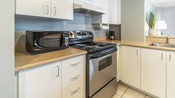 Suíte júnior, 1 quarto, cozinha, no canto | Cozinha privada | Geladeira grande, micro-ondas, fogão, cooktop