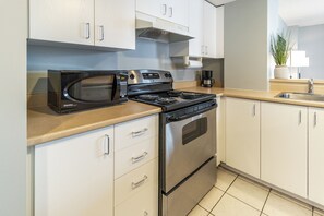 Junior Suite, 1 Bedroom, Kitchen, Corner | Private kitchen | Full-size fridge, microwave, oven, stovetop