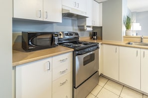 Junior Suite, 1 Bedroom, Kitchen, Corner | Private kitchen | Full-sized fridge, microwave, oven, stovetop