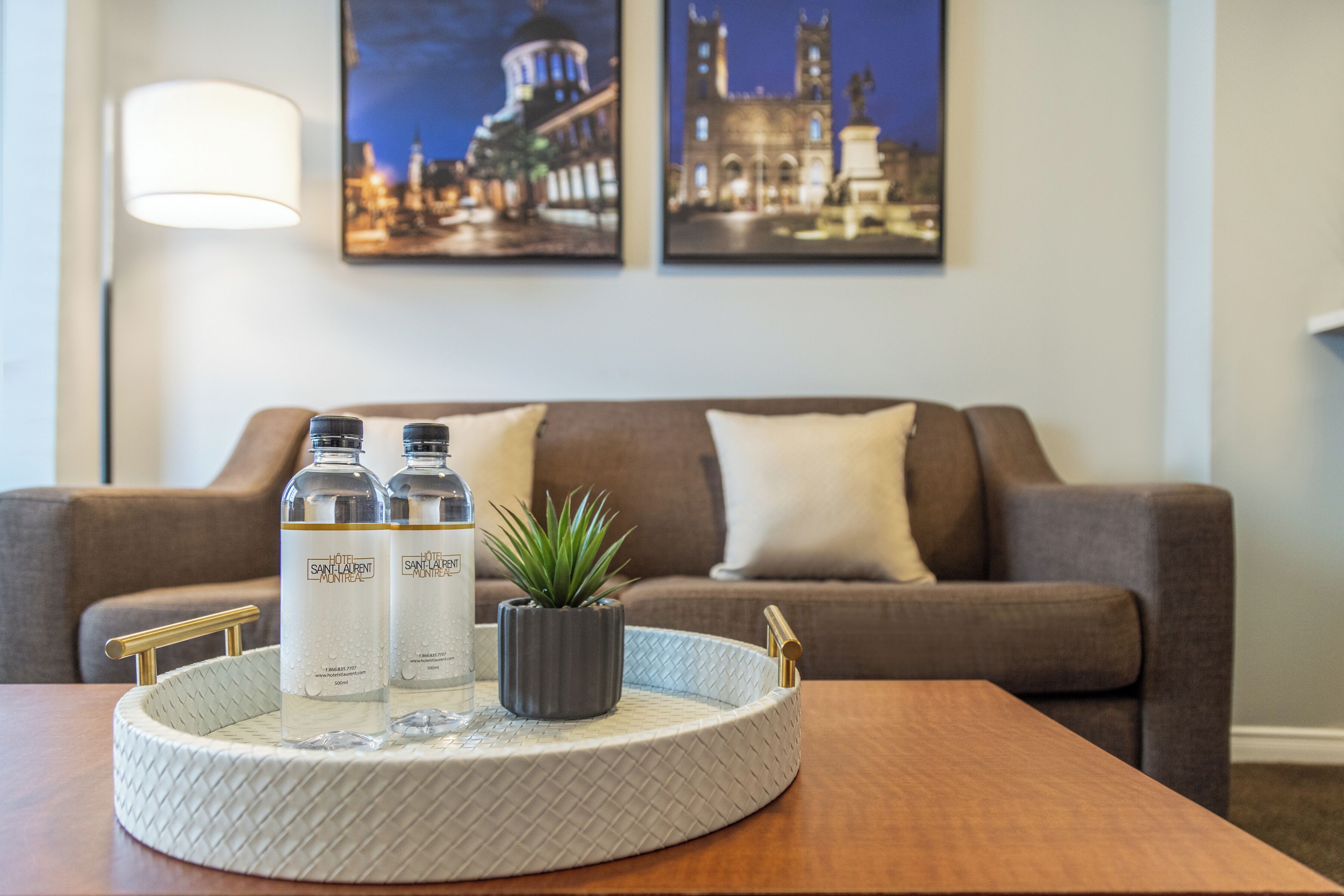 Suite, 1 habitación, balcón | Área de sala de estar | Televisión de 42 pulgadas con canales por cable 