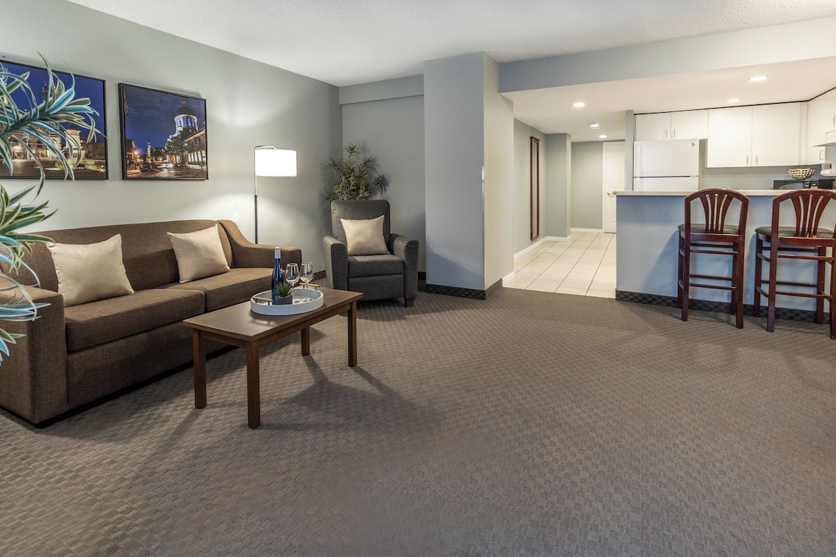 suite, 2 bedrooms, kitchen | living area | 42-inch tv with cable channels