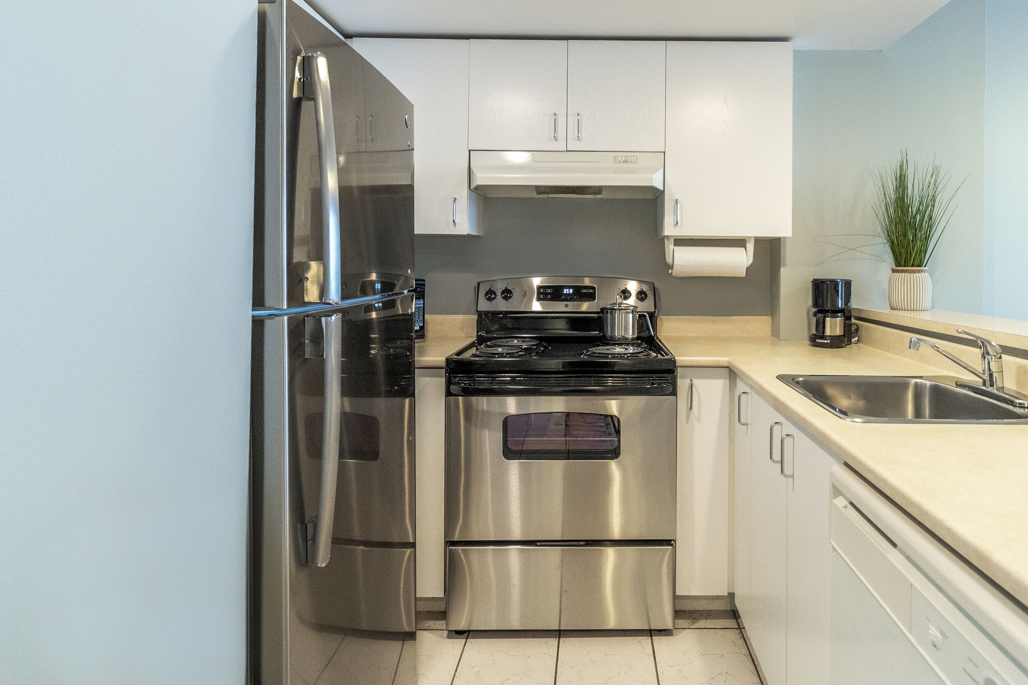 suite, 1 queen, kitchen | private kitchen | full-sized fridge, microwave, oven, stovetop