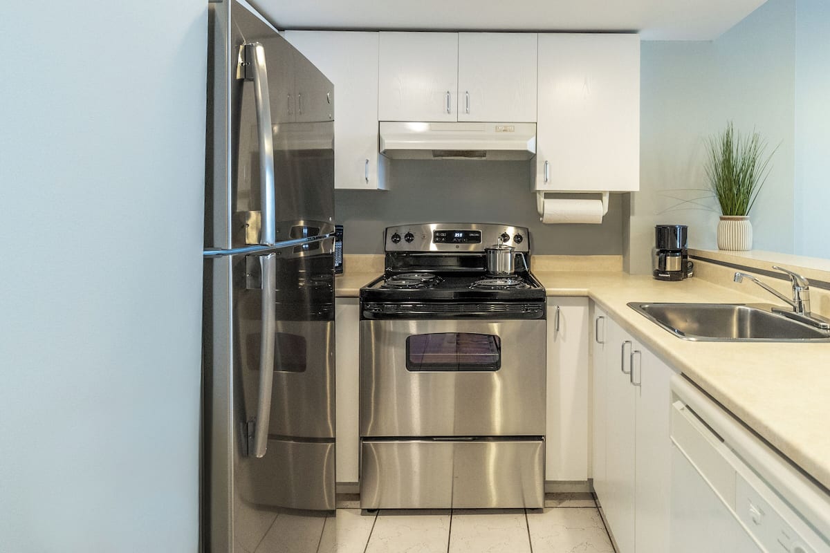 suite, 1 queen, kitchen | private kitchen | full-sized fridge, microwave, oven, stovetop