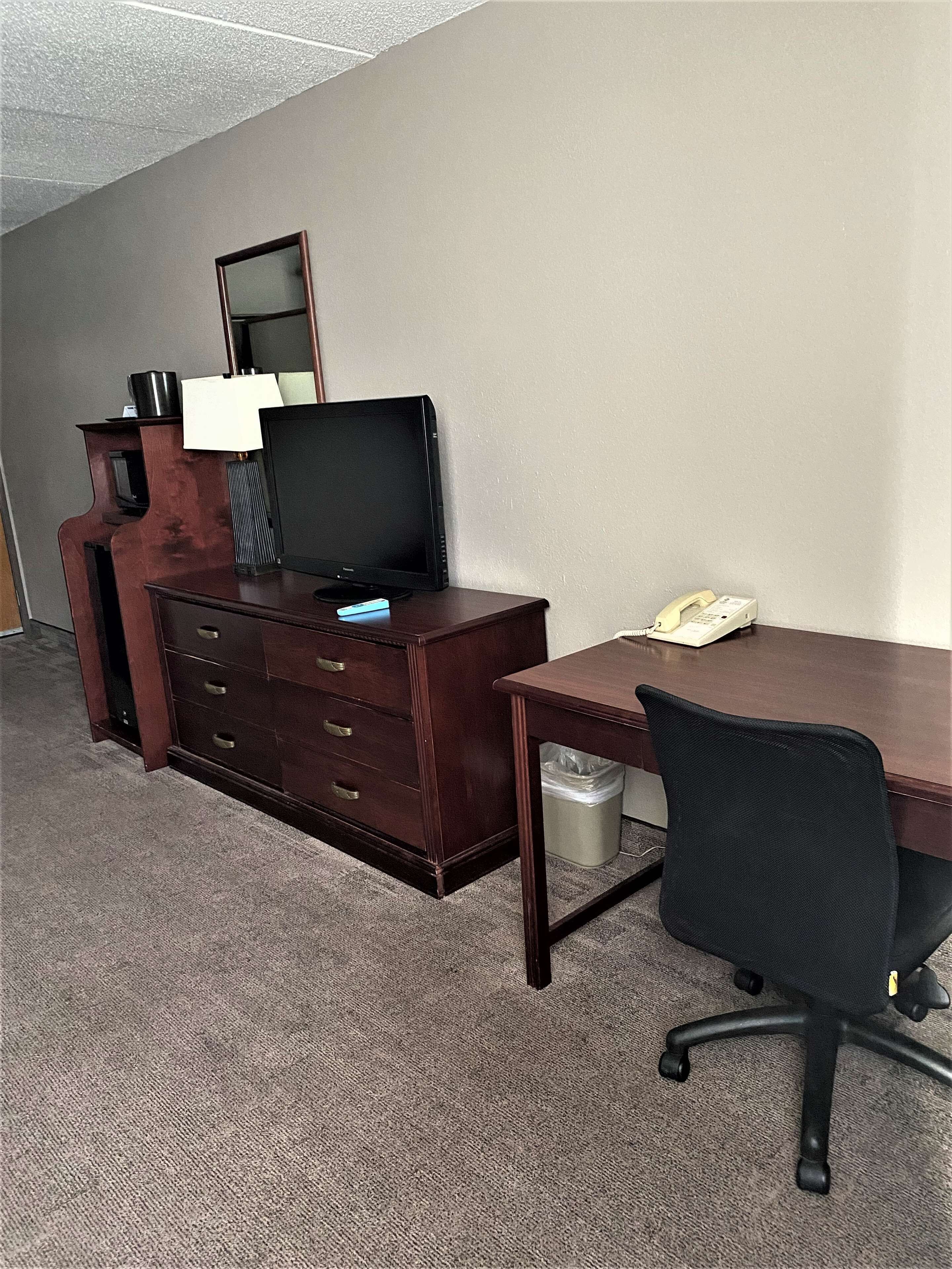 1 bedroom, pillow-top beds, desk, laptop workspace