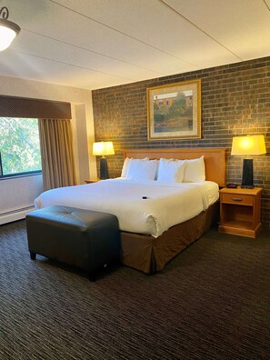 أسرّة بطبقة علوية مريحة ومكتب ومساحة عمل للكمبيوتر المحمول وستائر تعتيم