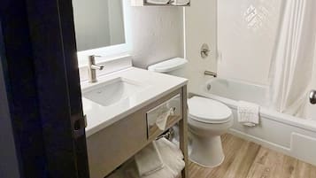 Combined shower/tub, free toiletries, hair dryer, towels