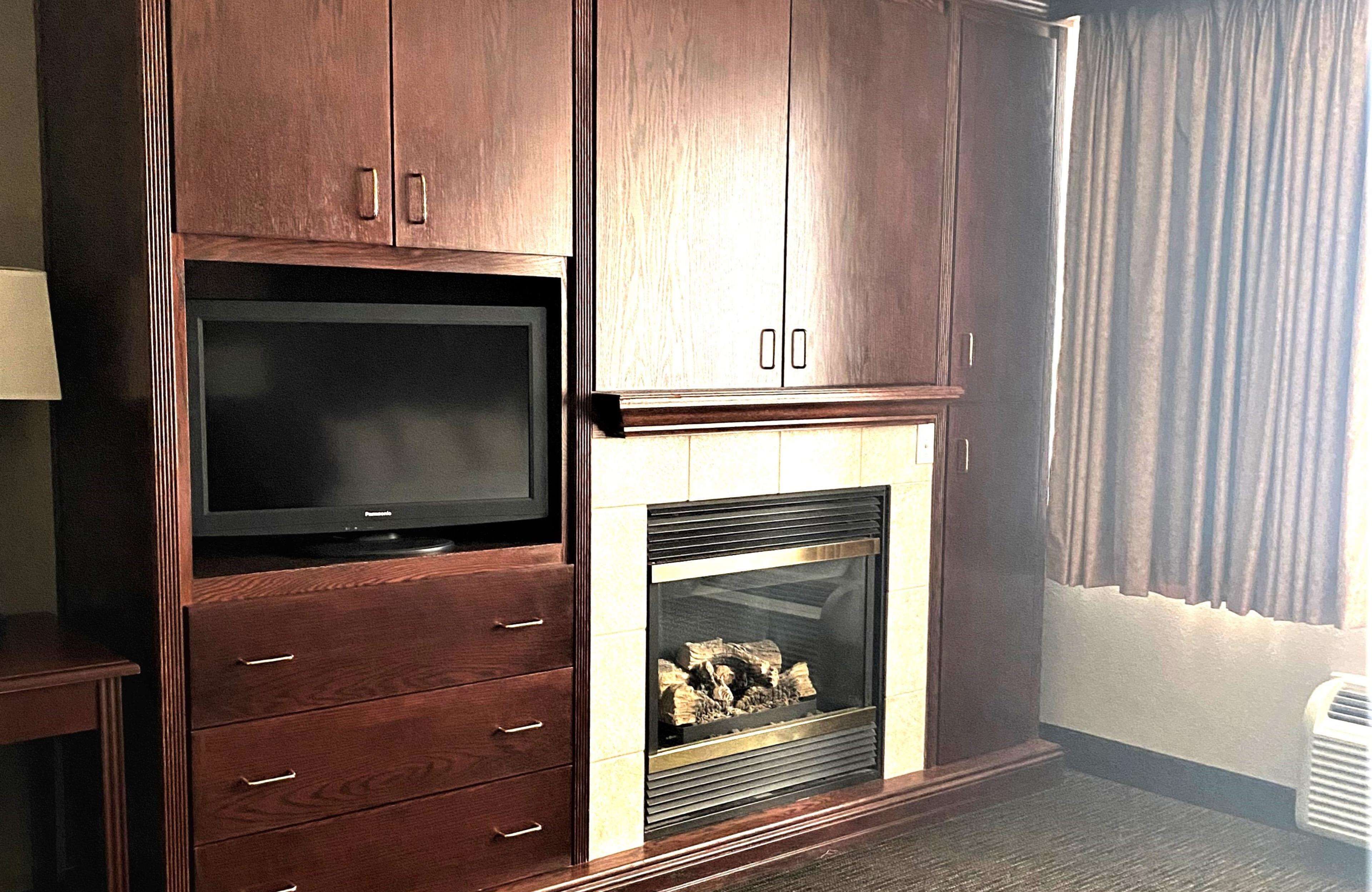 1 bedroom, pillow-top beds, desk, laptop workspace