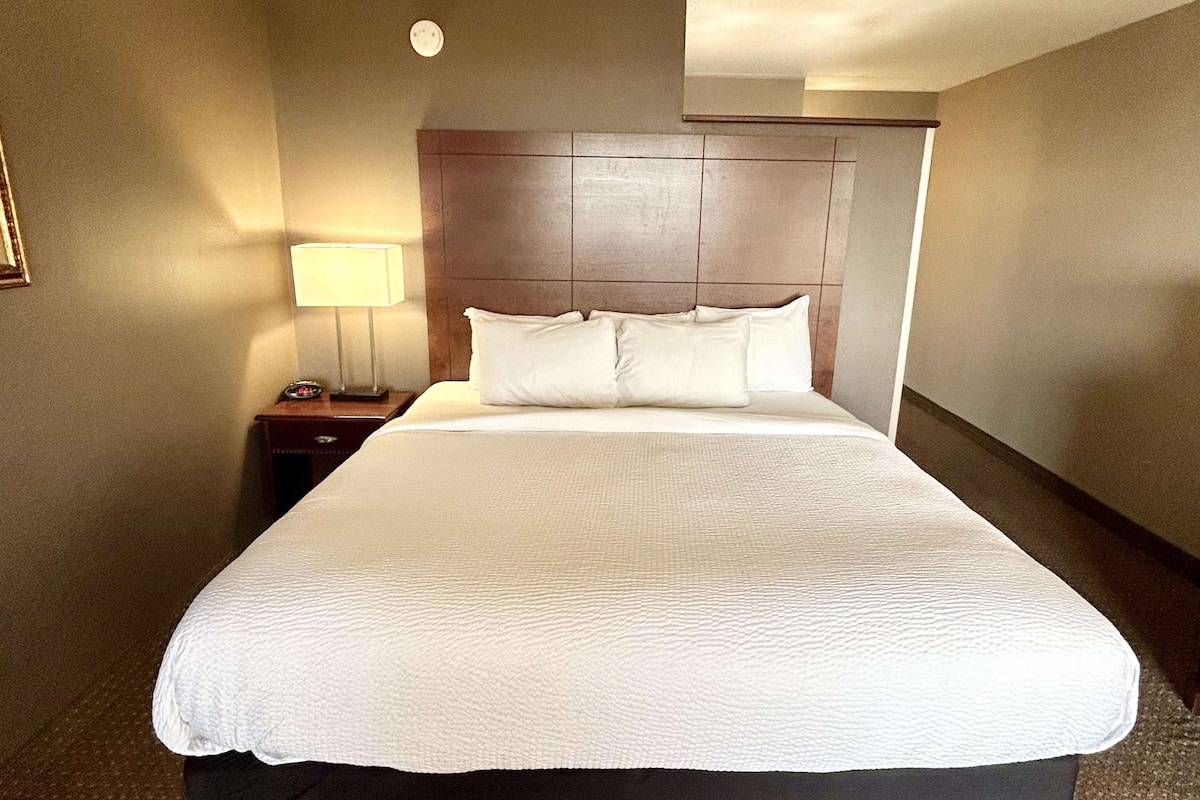Pillowtop beds, desk, laptop workspace, blackout drapes