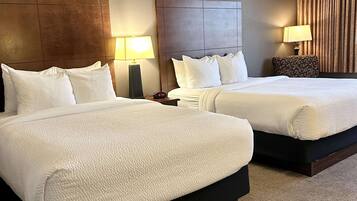 Pillowtop-bedden, een bureau, een laptopwerkplek