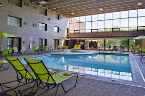 Una piscina cubierta, tumbonas