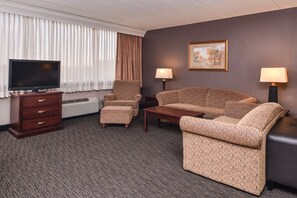 جناح - سرير ملكي - ثلاجة وميكروويف - بمنظر للنهر | أسرّة بطبقة علوية مريحة ومكتب ومساحة عمل للكمبيوتر المحمول وستائر تعتيم