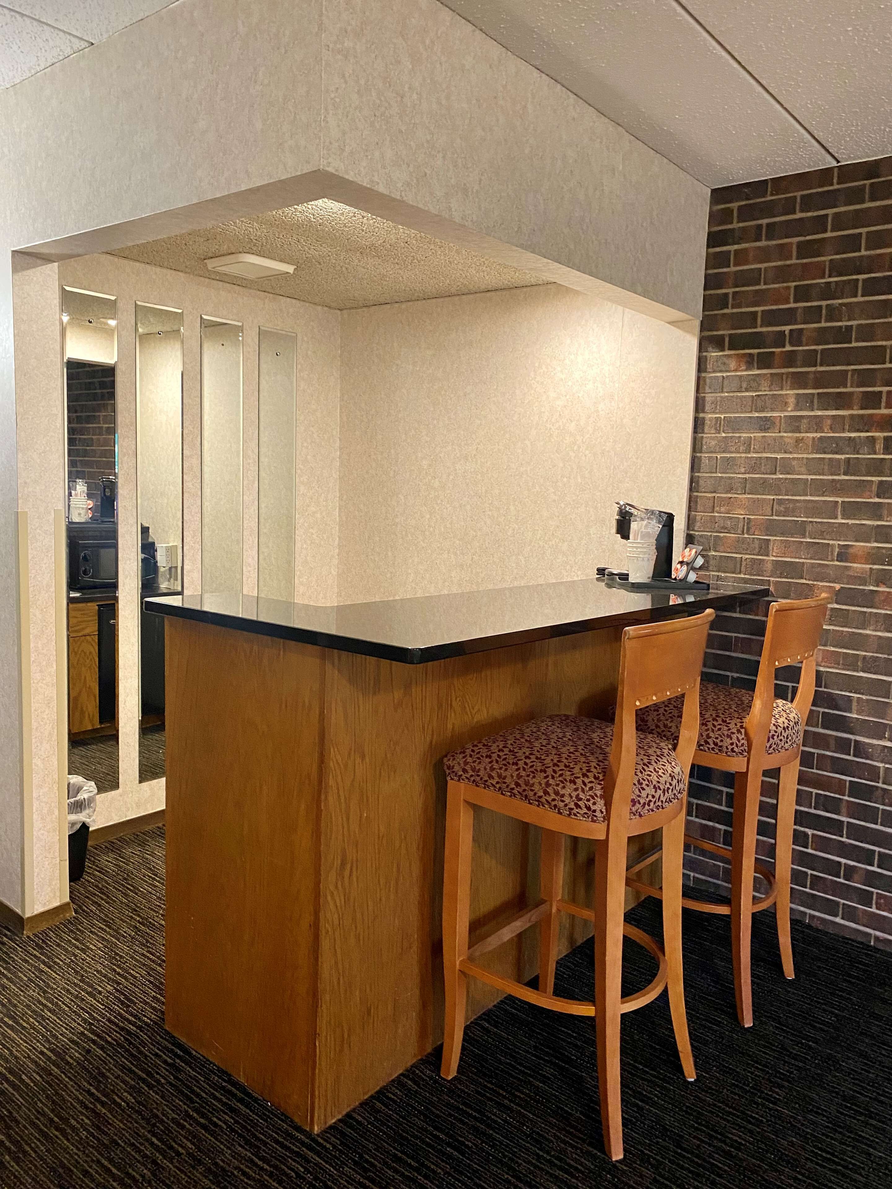 1 bedroom, pillow-top beds, desk, laptop workspace