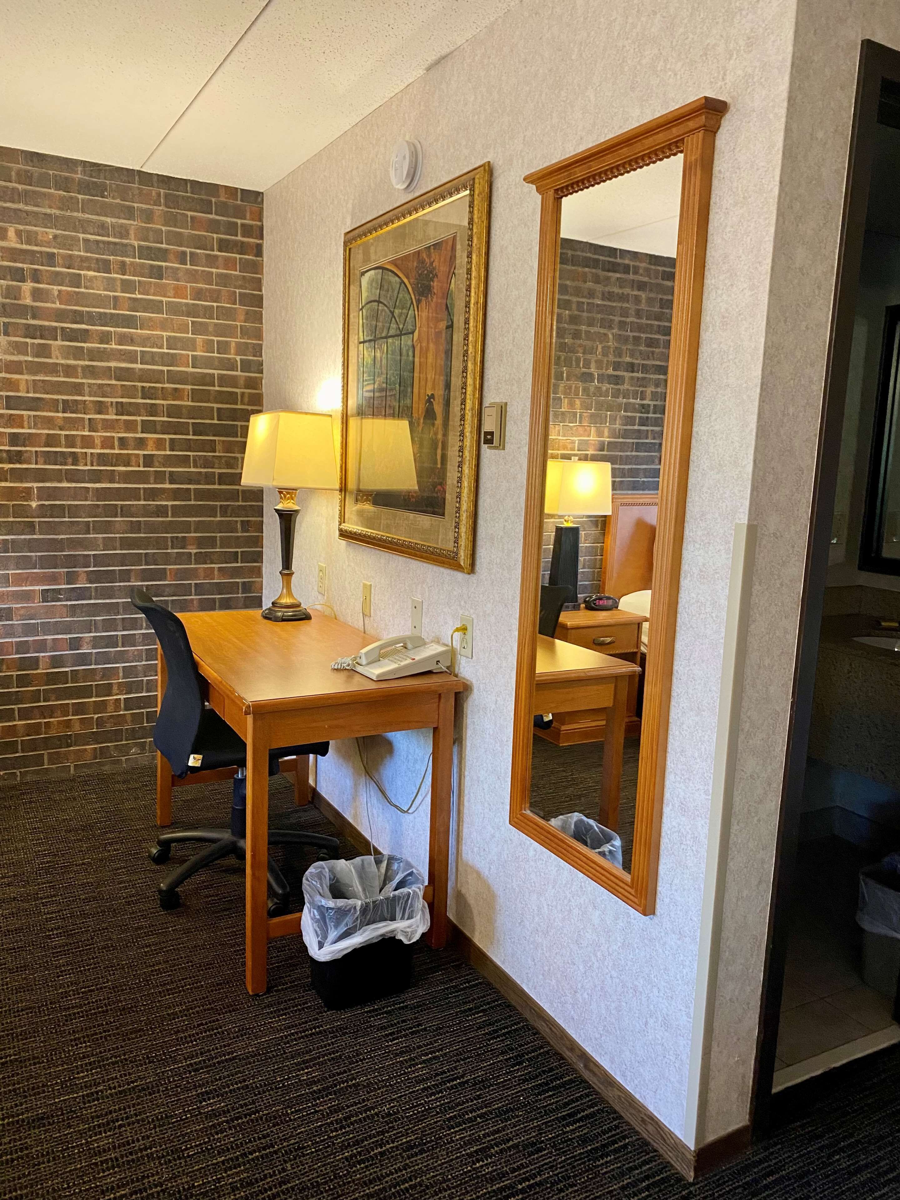 1 bedroom, pillow-top beds, desk, laptop workspace