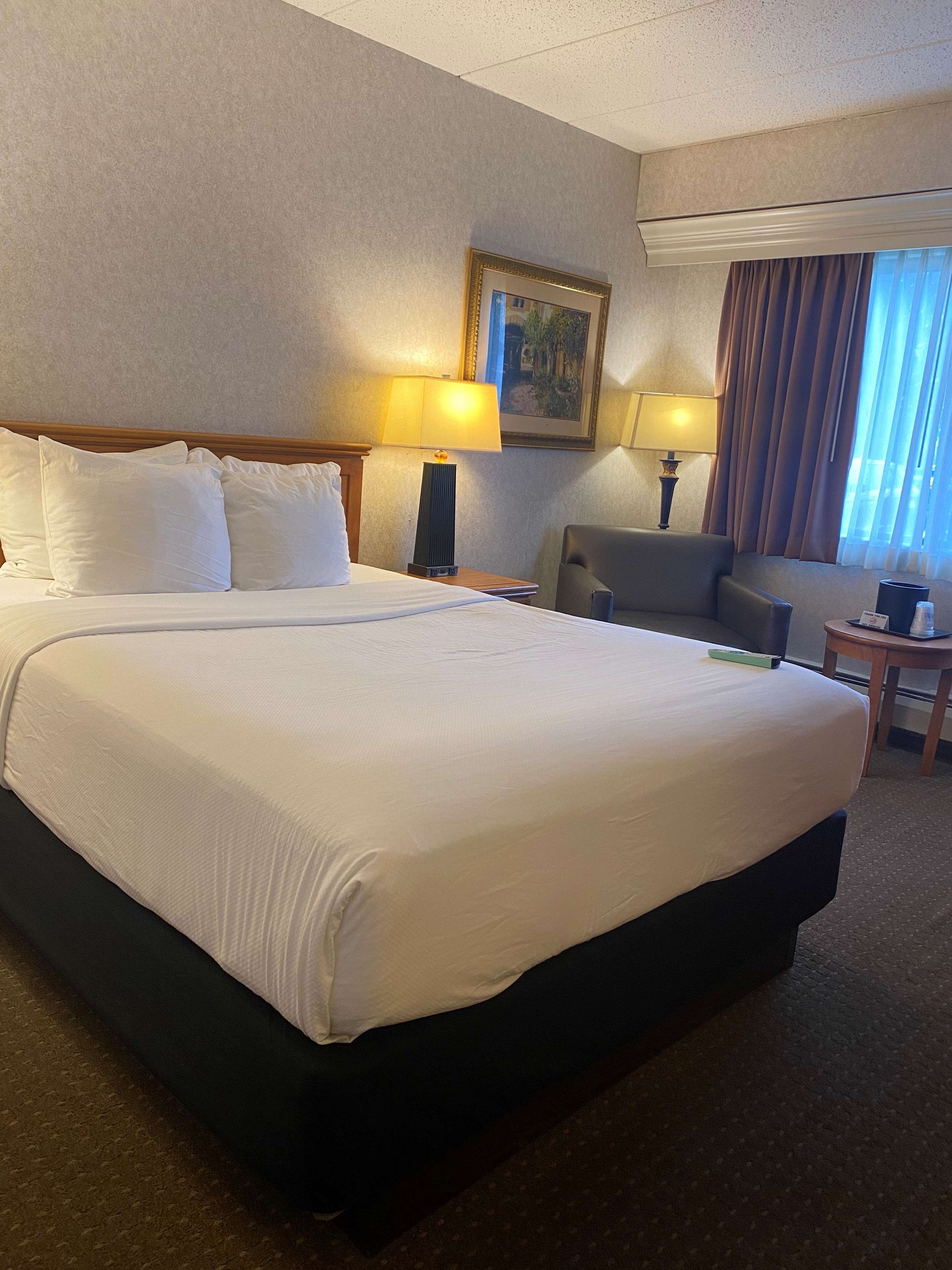 1 bedroom, pillow-top beds, desk, laptop workspace