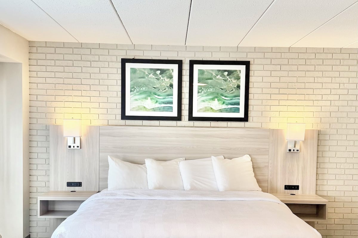 Pillowtop beds, desk, laptop workspace, blackout drapes