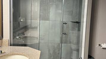 Suíte, 1 cama King, para não fumantes, lareira | Banheiro | Chuveiro/banheira combinados, produtos de toalete grátis