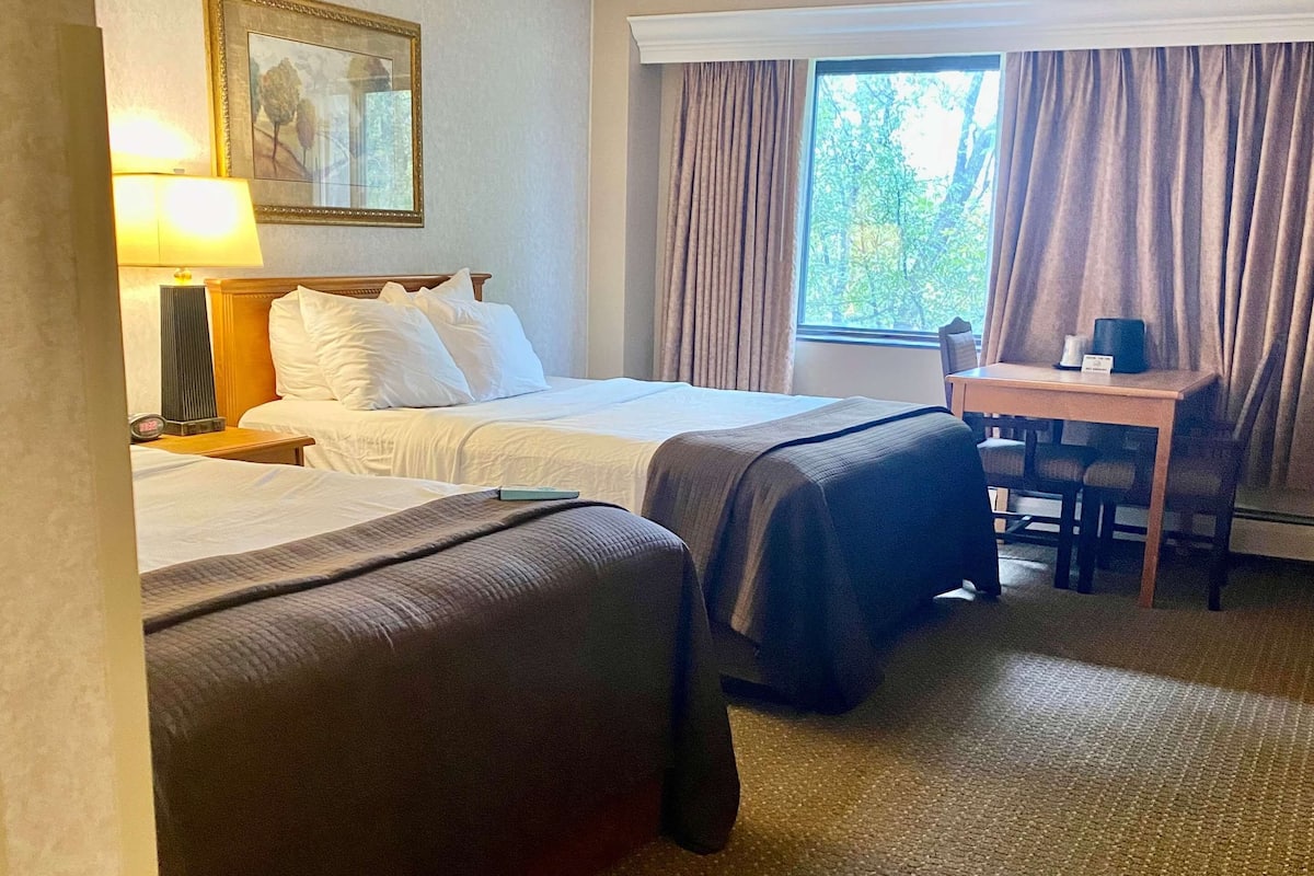 Pillowtop beds, desk, laptop workspace, blackout drapes