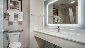 Kombinasi shower/bathtub dan perlengkapan mandi gratis