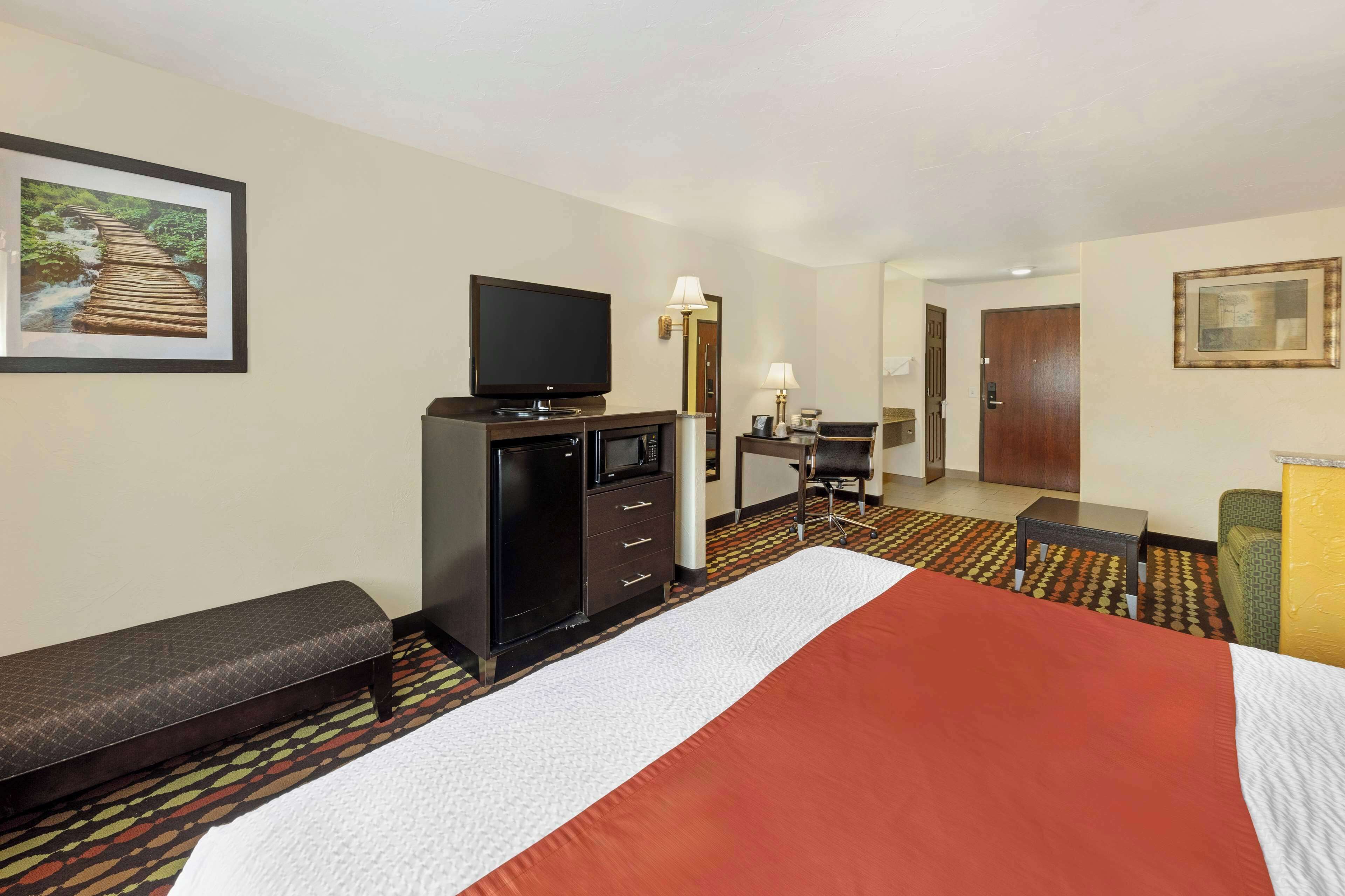 suite, 1 king bed, non smoking, refrigerator & microwave | 2 bedrooms, in-room safe, desk, laptop workspace