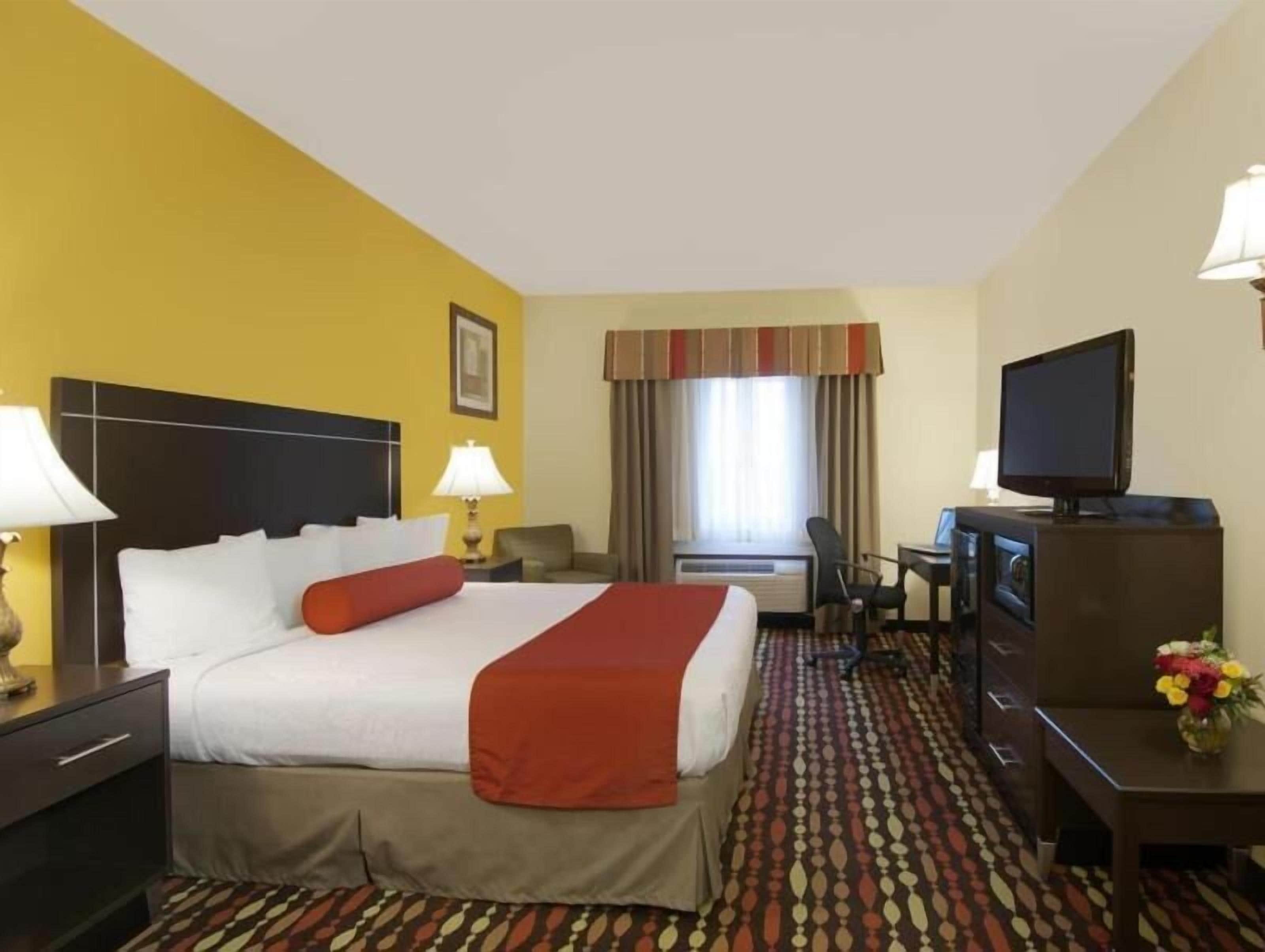 2 bedrooms, in-room safe, desk, laptop workspace