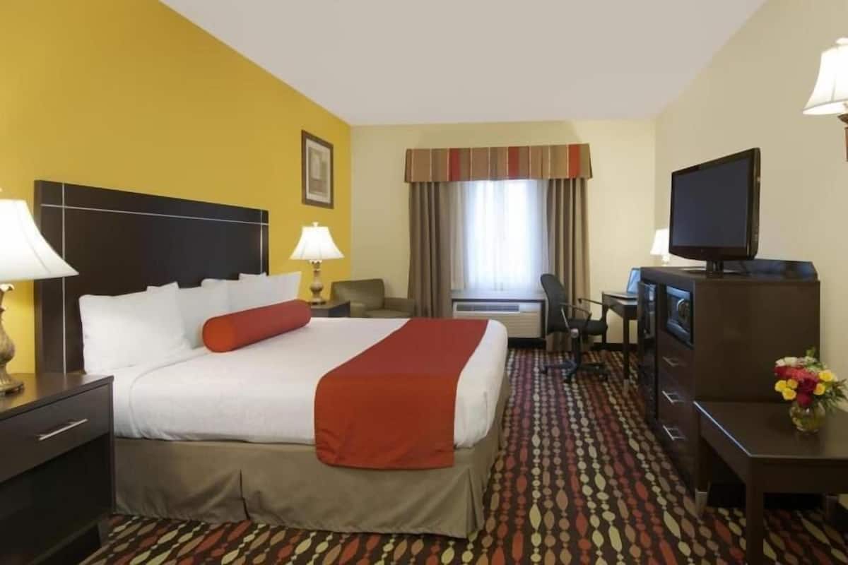 2 bedrooms, in-room safe, desk, laptop workspace