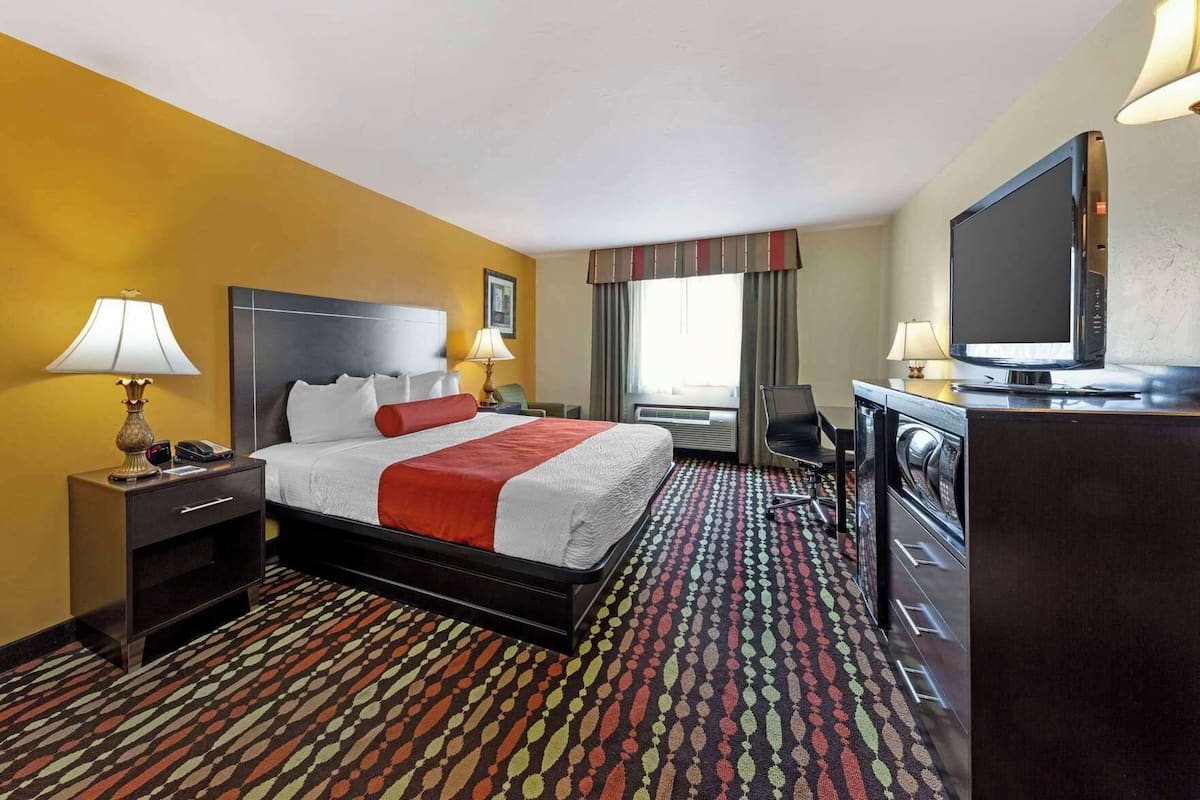 2 bedrooms, in-room safe, desk, laptop workspace