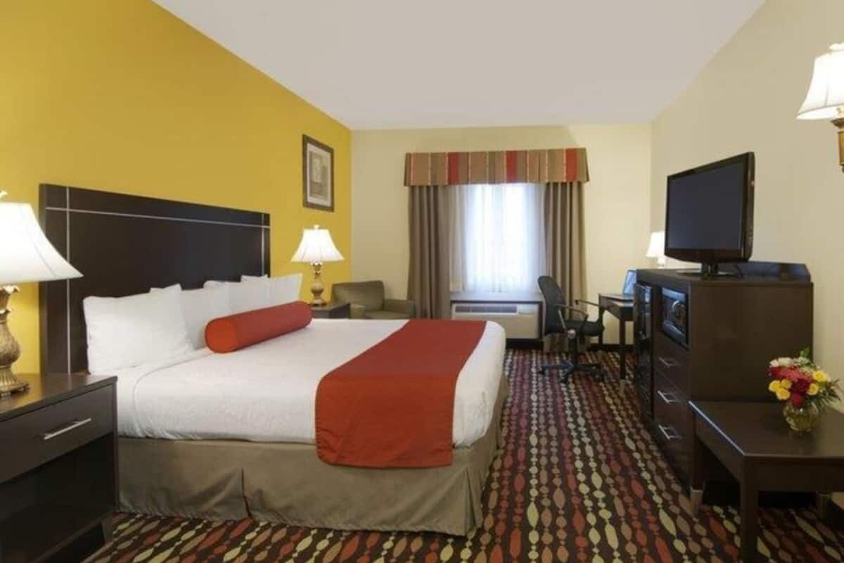 2 bedrooms, in-room safe, desk, laptop workspace