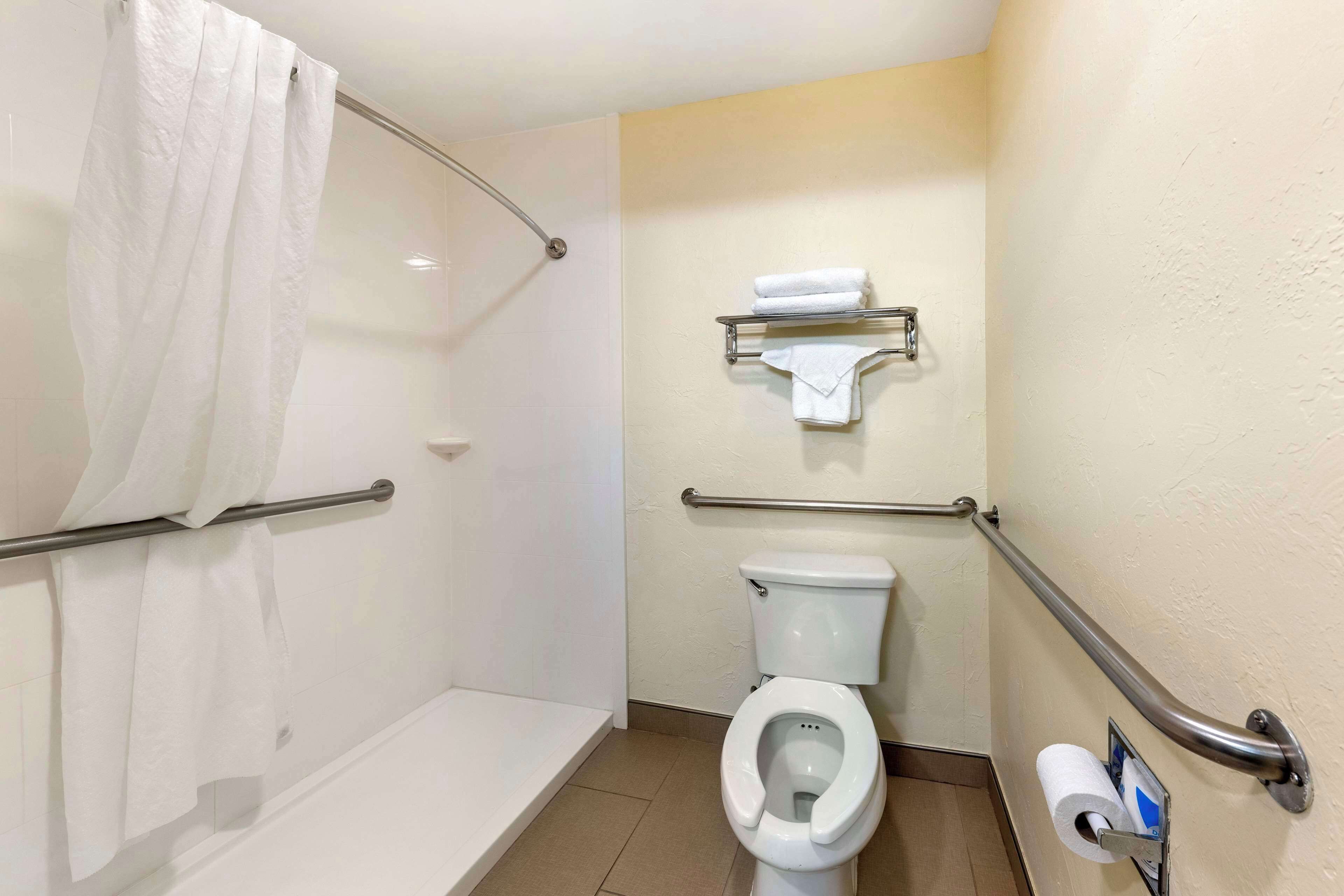 combined shower/bathtub, free toiletries, hair dryer, towels