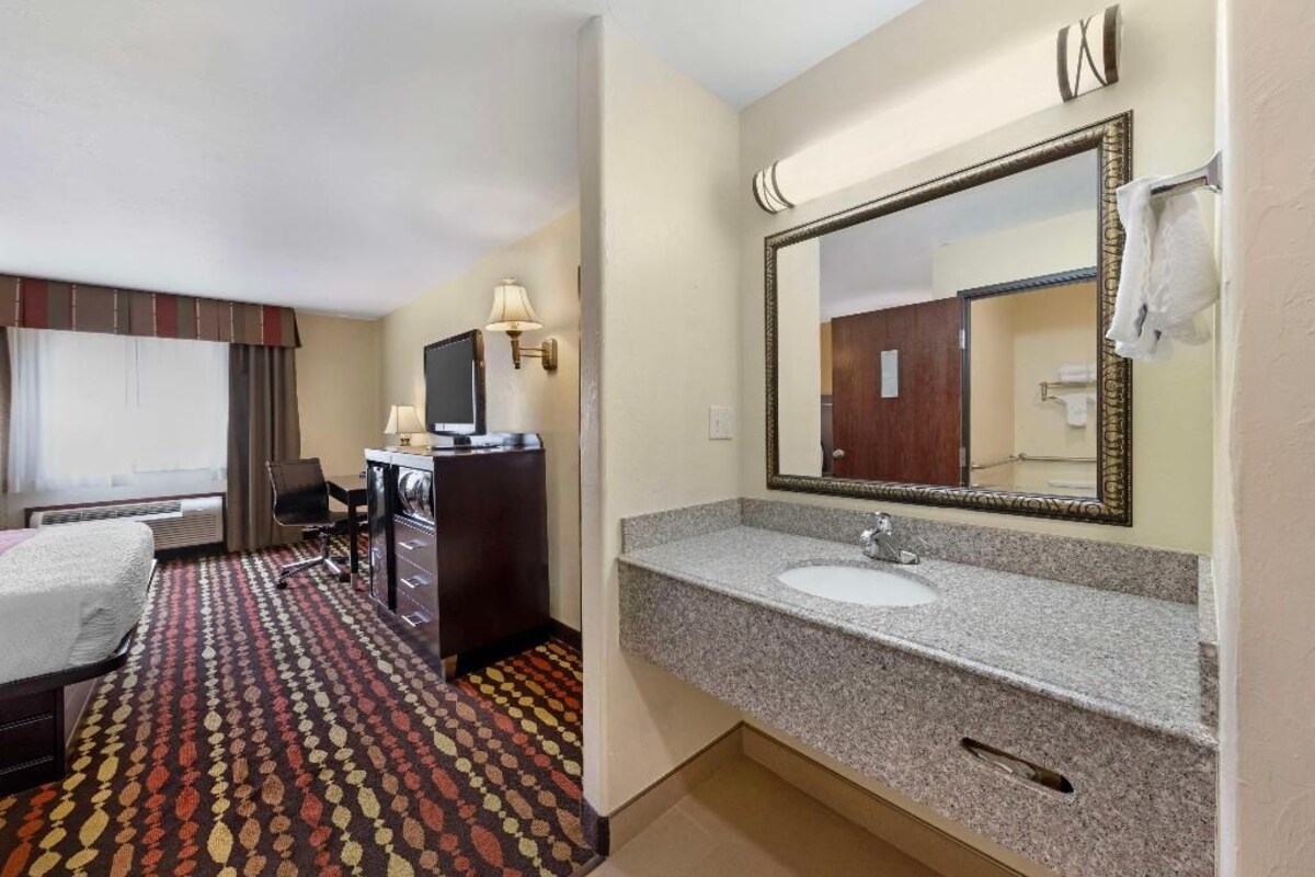 2 bedrooms, in-room safe, desk, laptop workspace