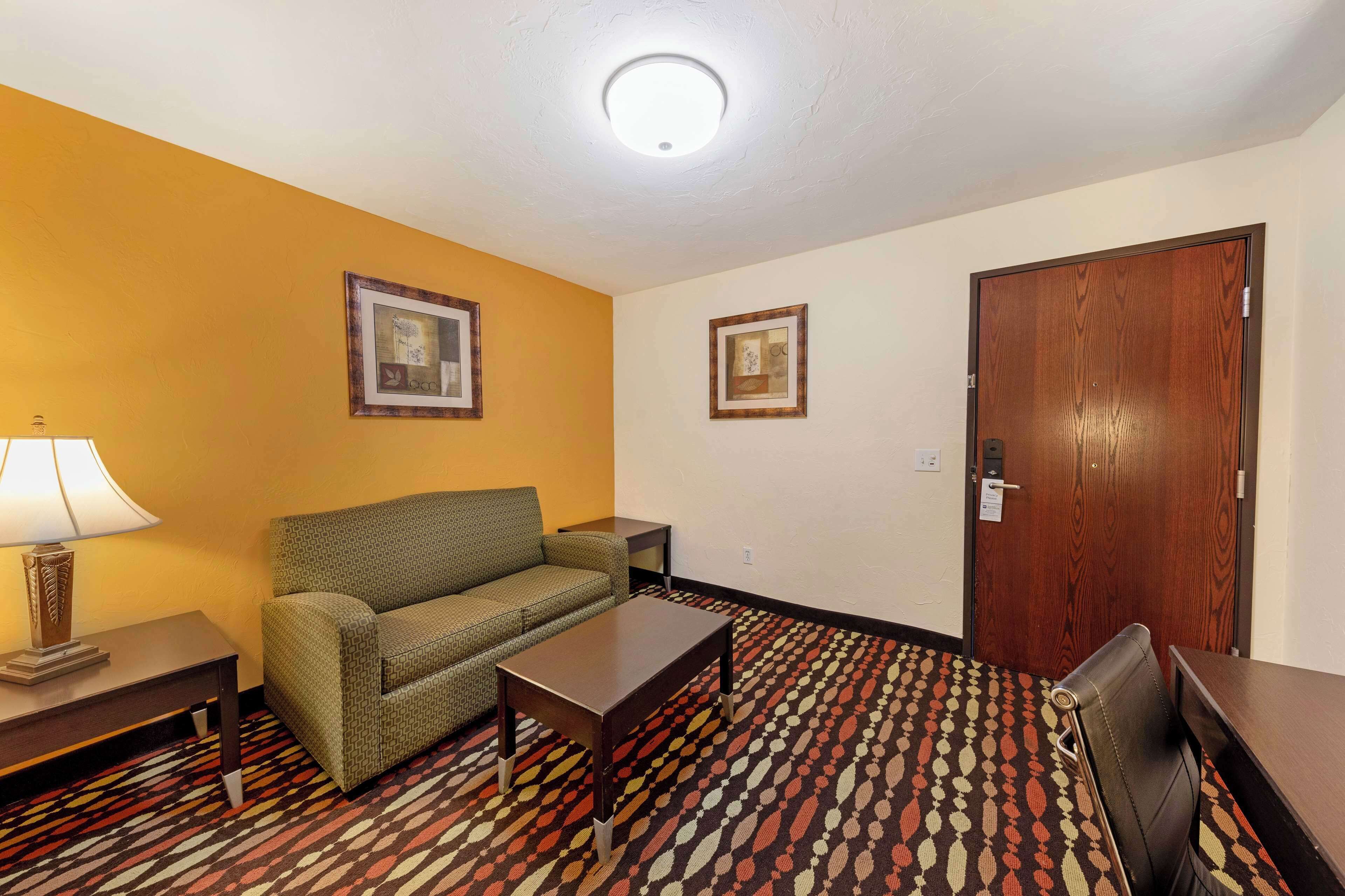 2 bedrooms, in-room safe, desk, laptop workspace