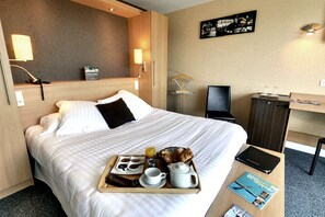 Triple Room | Minibar, in-room safe, desk, iron/ironing board