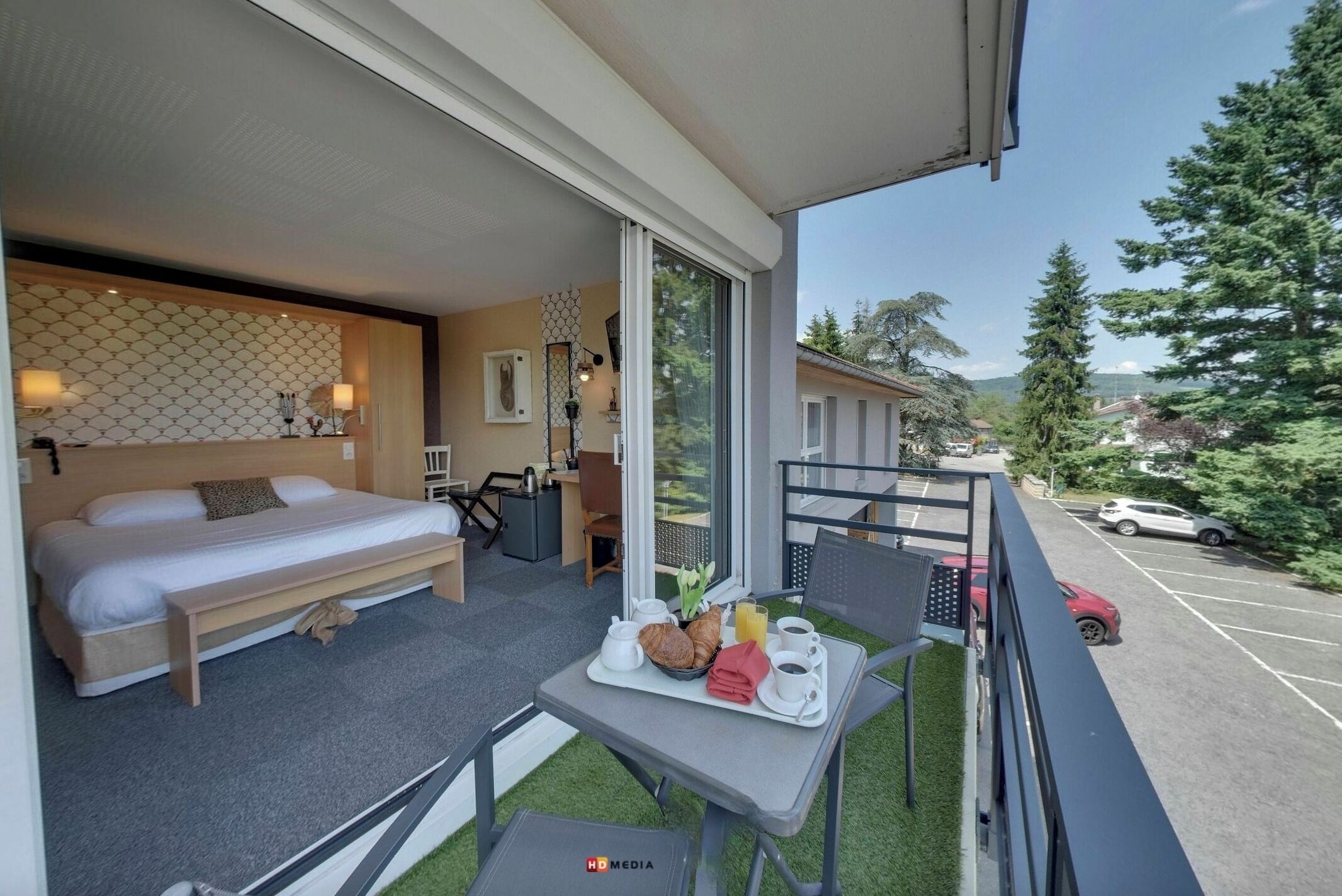 Superior driepersoonskamer | Luxe beddengoed, een minibar, een kluis op de kamer, een bureau