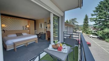 Superior driepersoonskamer | Luxe beddengoed, een minibar, een kluis op de kamer, een bureau