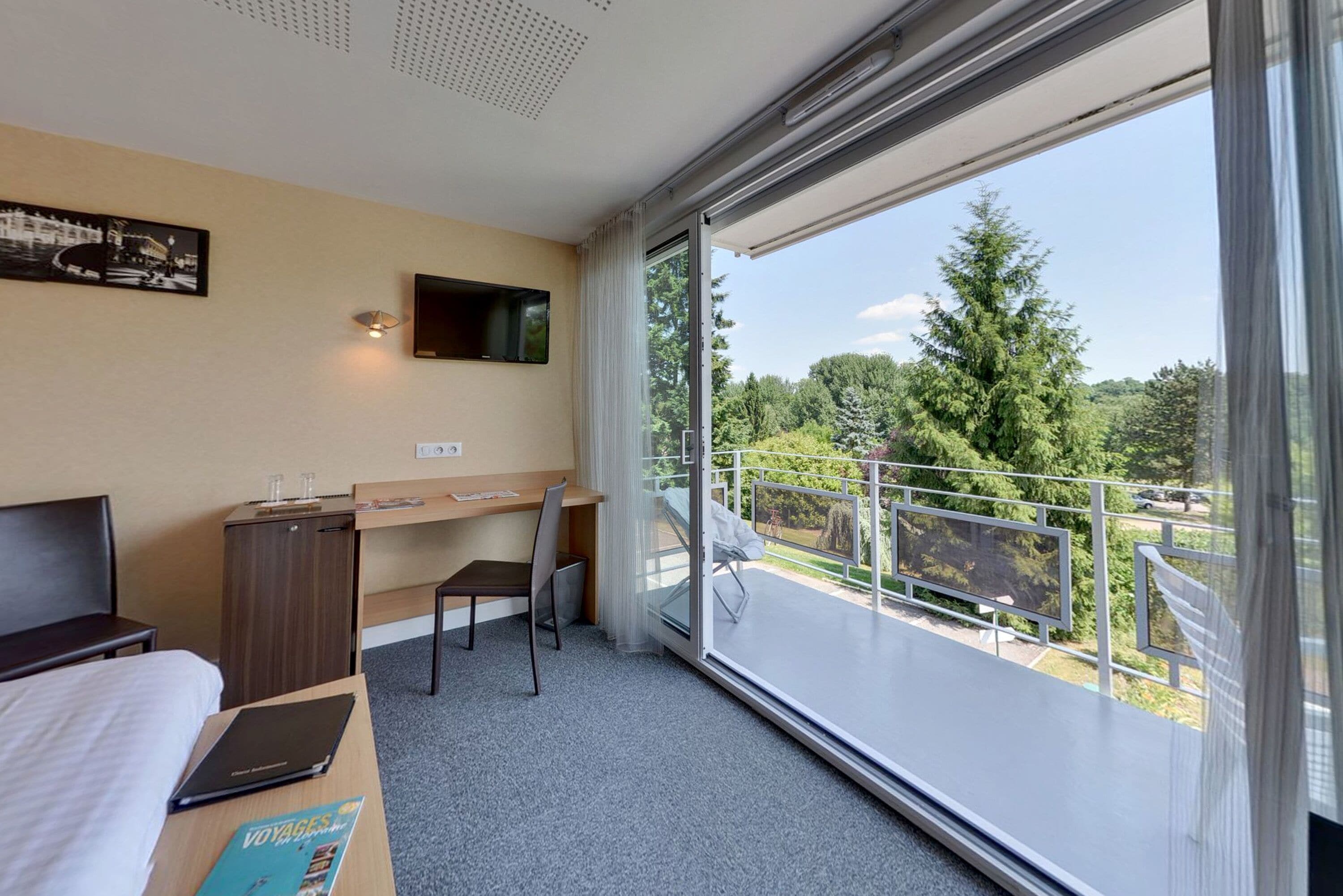 Driepersoonskamer | Luxe beddengoed, een minibar, een kluis op de kamer, een bureau